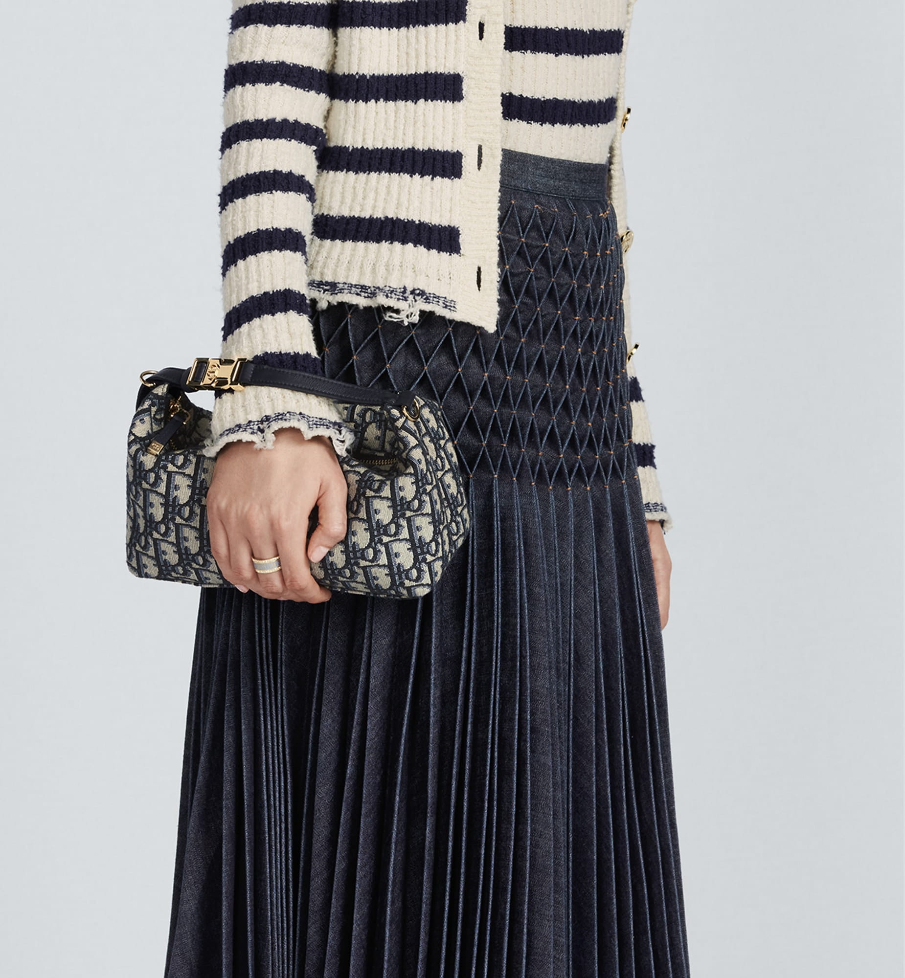 aria_look Medium DiorTravel Nomad Pouch Detailed view