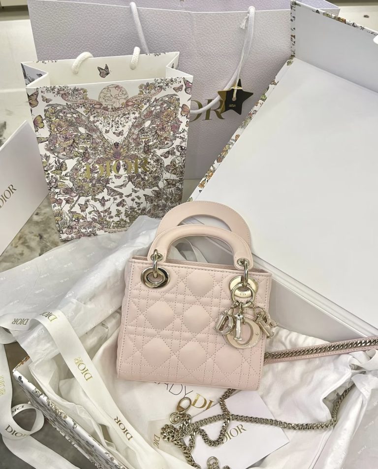 Faceți clic pentru a vizualiza ecranul complet Mini Lady Dior Bag photo review