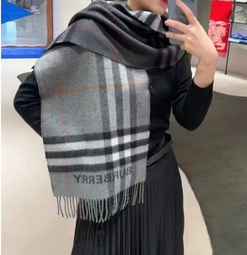 Faceți clic pentru a vizualiza ecranul complet Contrast Check Wool Cashmere Jacquard Cape photo review