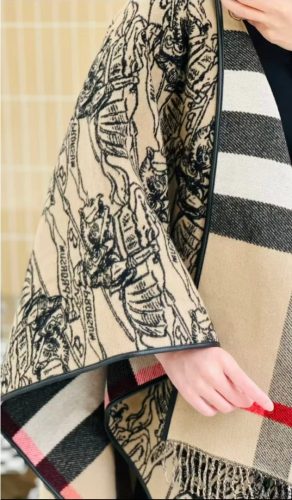 Faceți clic pentru a vizualiza ecranul complet Reversible EKD Check Wool Cape photo review