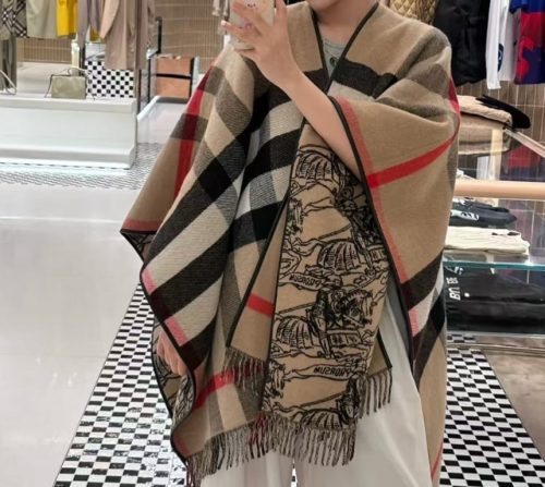 Faceți clic pentru a vizualiza ecranul complet Reversible EKD Check Wool Cape photo review
