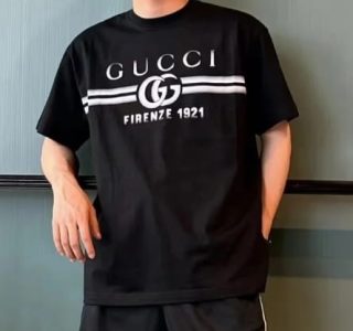 Klicken Sie hier, um die Vollbildansicht anzuzeigen Cotton Jersey T-Shirt With Gucci Print photo review