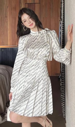 Long-Sleeved Chain Print Dress photo review