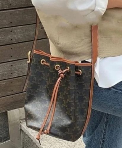 Cliquez pour voir en plein écran Small Drawstring Bag In Triomphe Canvas And Calfskin photo review